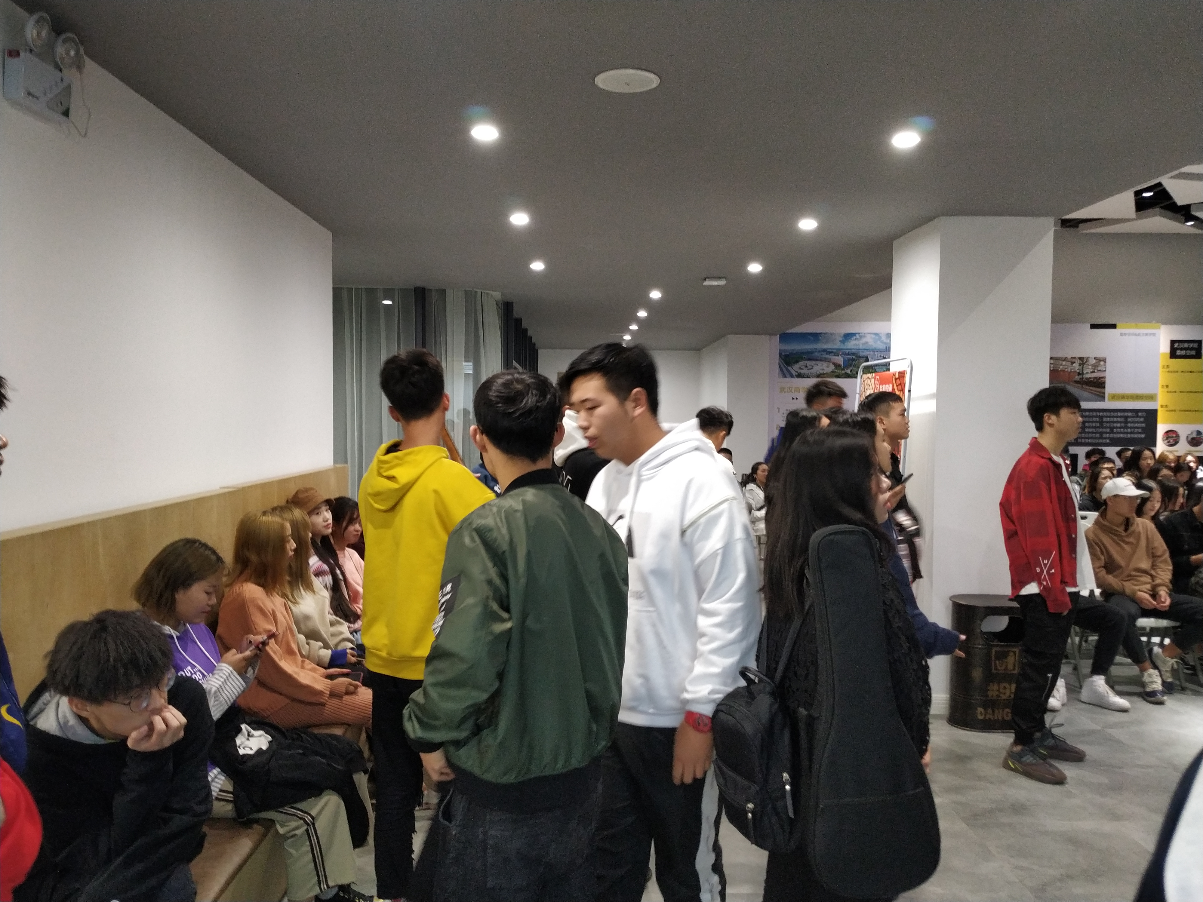 选手们的练嗓准备